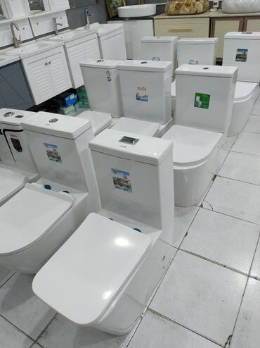 бак для душа: Ağ rəngli unitaz, kvadrat formalı oturacaq ilə təchiz olunub