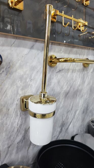 Mətbəx çanaqları: Divara quraşdırılan qızılı rəngli tualet fırçası tutacağı, hamam otağı