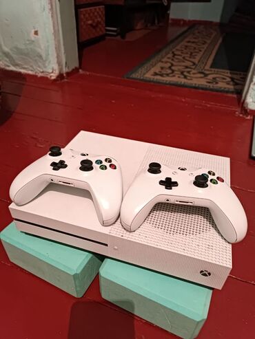 Xbox One: Продаю xbox one s с дисководом на 1 тб памяти продажа в связи с
