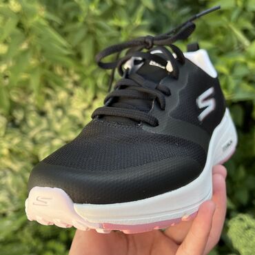Тренажеры: Женская оригинальная обувь Skechers Go RunConsistent Цвет: черный