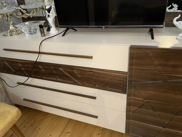 bez dəyişmək üçün komod: Düz TV altlığı, Polkasız, Laminat