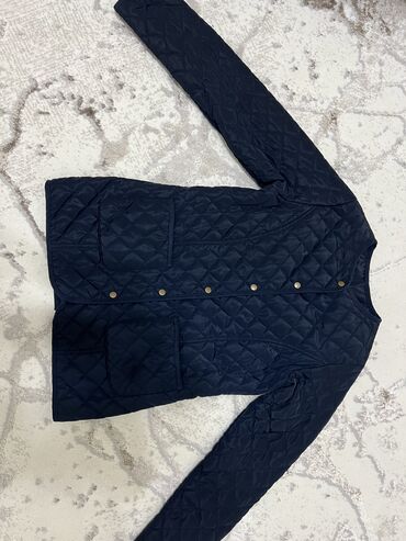 parfjumerija ot avon: Куртка женская стёганая от Avon. Размер 36(S), тёмно-синий цвет, на