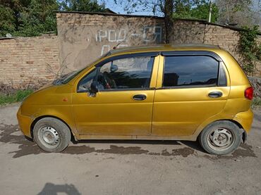 маленькие авто: Золотистый хэтчбек Daewoo Matiz, компактный городской автомобиль