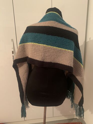 Другая женская одежда: Продаётся шерстяной вязаный палантин с карманами, стильный, очень at lalafo.kg — 3 Другая женская одежда: Продаётся шерстяной вязаный палантин с карманами, стильный, очень — 3