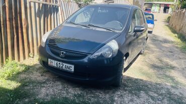 домик на калесах: Черный хэтчбек Honda jazz с 5-дверным кузовом, обеспечивающим удобный
