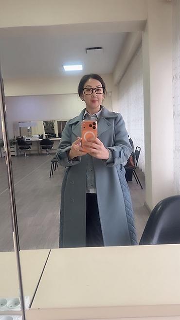 Плащи: Демисезонное женское пальто-тренч в спокойном серо‑голубом цвете. - — 1