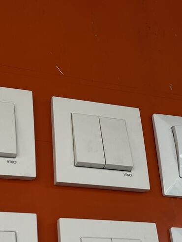 меняю на 07: Двухклавишный настенный выключатель VIKO (белый). - Тип: механический