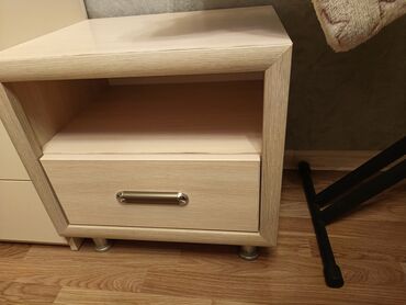 скамейка для прихожей: Açıq ağac rəngində komodin. Minimalist dizayna sahibdir, yataq otağı