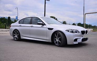 mercedes katalizator satilir: BMW M5 (F10) sedan – gümüşü rəng, M paketli eksteryer və salon — 2