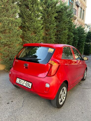 Kia: Kia Picanto, qırmızı rəng, hetçbek kuzov. Xüsusiyyətlər: - Kompakt — 4
