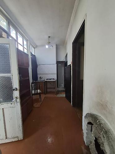 azadliq ev: Seherin merkezinde. 28 may metrosunun teze cixisinin yaxinliginda — 8