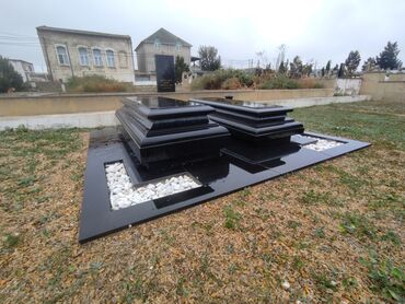 mermer satışı: Cilalanmış qara qranitdən hazırlanmış bu məzar daşı, iki səviyyəli