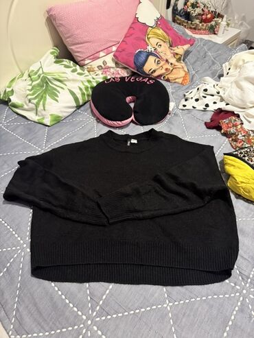 qaqa geyimi: Qara sviter - Rəng: klassik qara - Dizayn: dairəvi (crew-neck) yaxa