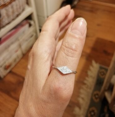 Prstenje: Prsten. Veličina 8,9. Srebro 925, sa svetlucavim visokokvalitetnim