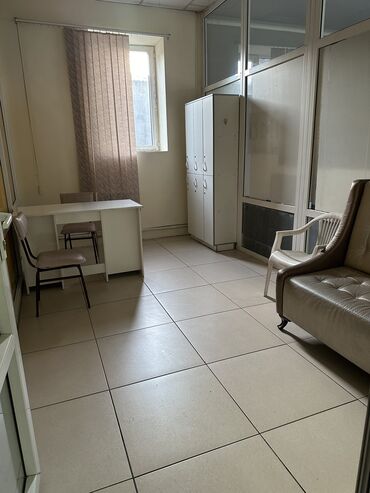 офис в аренду: Сдаю комнаты можно под швейный цех.90 кв.м.,60 кВ. м, и комнаты под