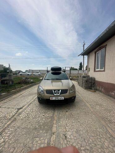 спойлер лада: Автомобиль Nissan Qashqai золотистого цвета с черным багажником на