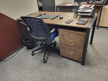ofis: Masaüstü iş stolu – metal karkaslı, ağac teksturalı laminat səthlə - — 3