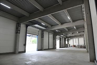 Radionice, postrojenja, fabrike: -Površina od 920m2 je podeljena u dva objekta 660m2 i 260m2. -Hala sa — 15