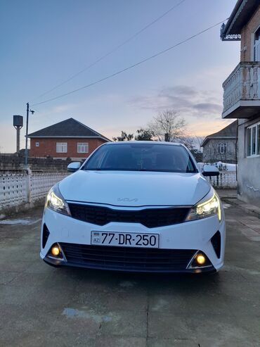 Kia: Kia Cerato (yeni loqolu), ağ rəng, sedan. Xüsusiyyətlər: - Güclü və — 6