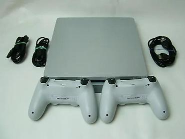 PS4 (Sony Playstation 4): U ponudi je Sony PlayStation 4.
Konzola je najnoviji SLIM model — 4
