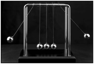 маятник ньютона: Кыбель Ньютона-это устройство, которое демонстрирует сохранение