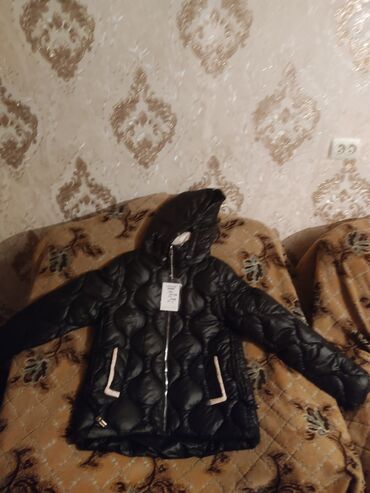 Pencəklər: Qadınlar üçün qara rəngli qışlıq kapüşonlu gödəkçə. - Material