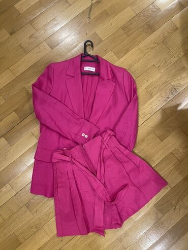 бордовые мужские костюмы: MNG qadın dəst – parlaq fuşya rəngində şort və blezerdən ibarət. -