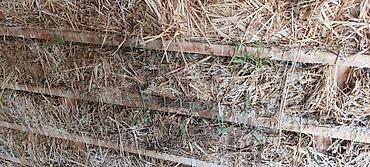 Другие стройуслуги: Стена дома, частично утепленная тюками соломы, закрепленными — 4