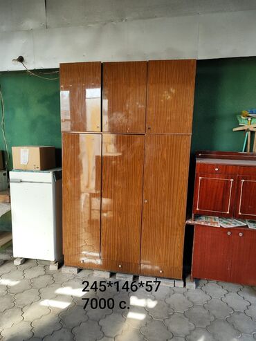 тряпичный шкаф для одежды: Шифоньер с антресолью большой 3 створчатый, разная мебель б/у. Район