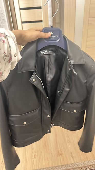 Короткая куртка ZARA из черной эко‑кожи. - Модель: укороченный
