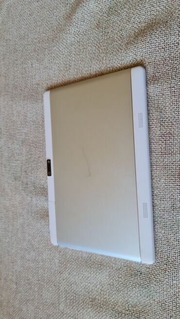 Tableti: Tablet sa belim okvirom i metalnim zadnjim poklopcem, dijagonala — 8