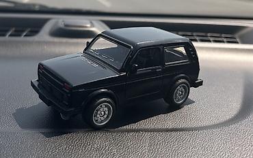 mini cooper: Qara rəngli miniatura off-road avtomobil modeli - Korpus: metal və — 2