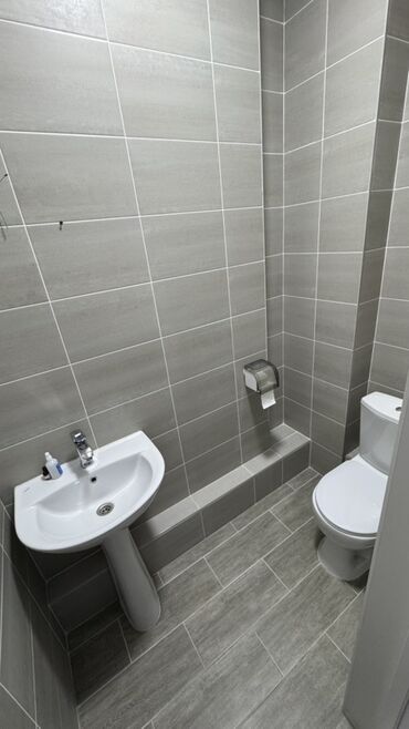 Продажа комнат: Светлая гостинная/зал с балконом - Просторная комната с современным — 6