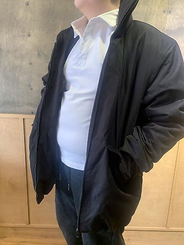 Куртки: Мужская утеплённая куртка, цвет тёмно‑серый/чёрный. Особенности: - — 10