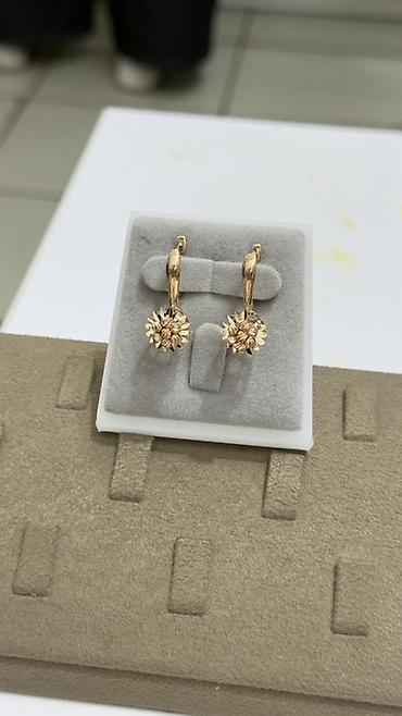 Серьги: Золотые серьги, 2 пары, резной узор Пара 1: - Форма: изогнутые — 9