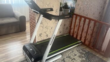мячи для настольного тенниса: Беговая дорожка Torneo в корпусе черно-белого цвета с зелеными