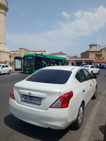 азербайджан авто: Ağ rəngli Nissan Sunny avtomobili, dörd qapılı sedan kuzovuna