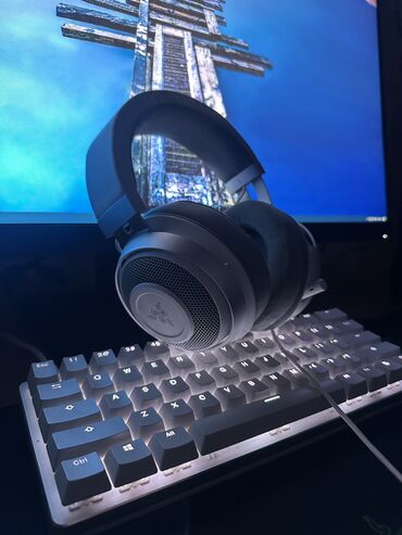 hp komputer: (Logitech gamer mouse white) (Razer headphone gaming white) (Glorious