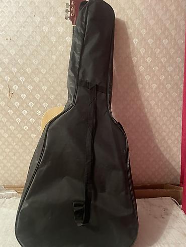 Гитары: Акустическая гитара dreadnought с вырезом (cutaway). - Корпус формата — 11