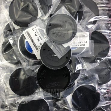 Tuning oprema: BMW logo-amblem aluminijum-plastika. U ponudi imam dve dimenzije; 74 — 8