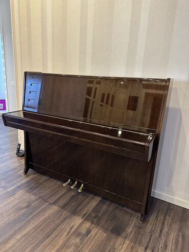 Пианино: Klassik pianono, Petrof, 3 pedal, az isitfade olunub. Kocmek ile bagli