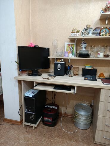 столик офисный: Продам компьютерный стол тумба с полками, состояние идеальное, как
