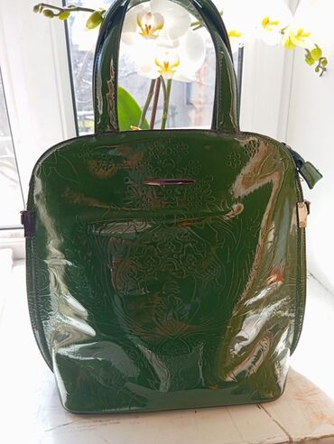 зеленую сумку: Сумка зелёная лаковая, новая, помещается А4 и вообще хорошо подходит