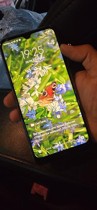 mi band 9: Redmi smartfon. Ağ rəngli, parlaq arxa korpusa malik modeldir. Arxa — 1