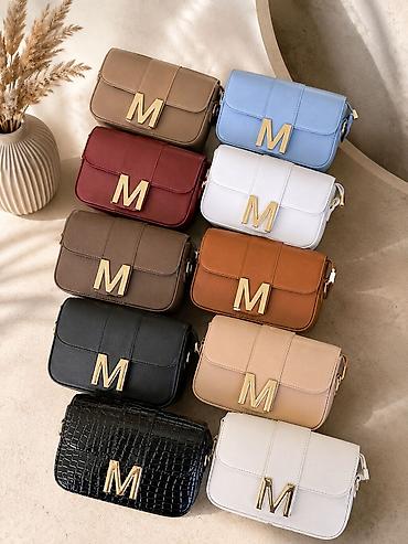 tiffany rs: Ženska crossbody torbica sa velikim metalnim slovom “M” - Kompaktna — 1