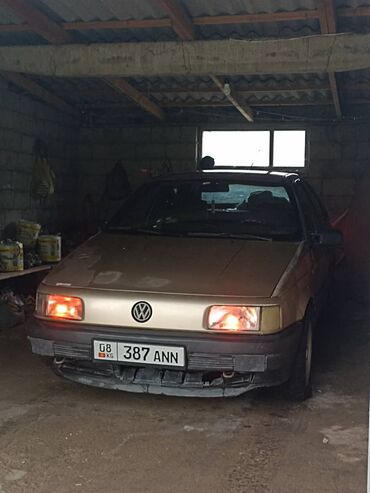 Volkswagen: Volkswagen Passat: 1989 г., 1.8 л, Механика, Газ, Седан