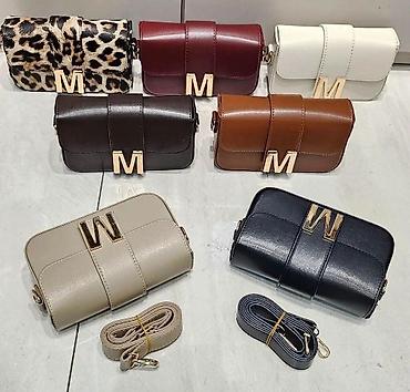 jaragar watch: Ženska crossbody torba sa metalnim slovom “M”zlatne boje. -Kompaktna — 2