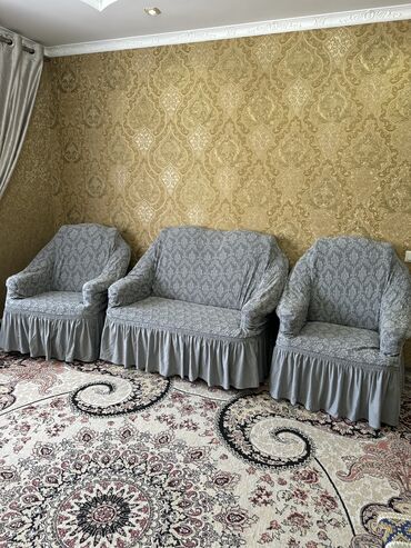 два кресла с подушками: Прямой диван, цвет - Коричневый, Б/у