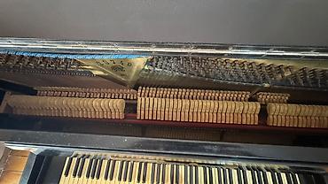 Pianolar: Upright piano – “Kuban” (Краснодар) markalı Xüsusiyyətlər: - Korpus — 3