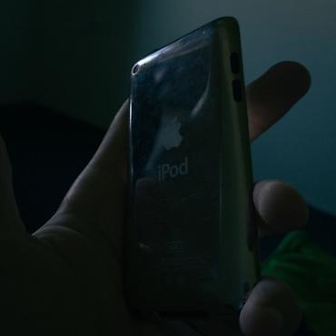 Продам iPod touch 4 на 8GB, в комплекте только зарядка неоригинальная